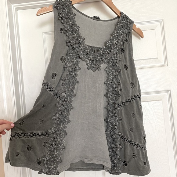 Woman’s top - Picture 1 of 2